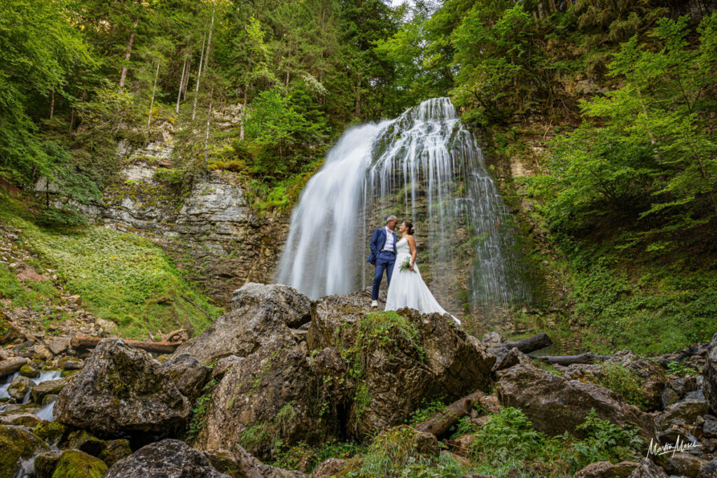 Photo de couple devant une cascade, mariage en Isère de Julia et Johan