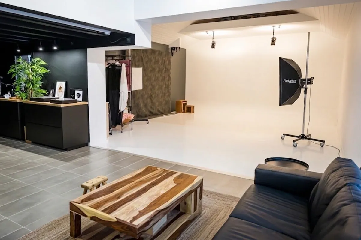Studio photo entre Grenoble et Voiron - Le plateau de prise de vue du Studio Martin Morel permet d'accueillir 25 personnes